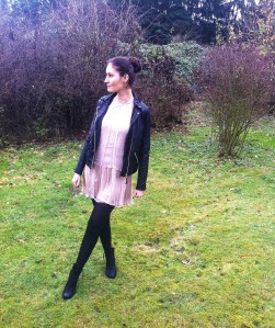 Faux Lederjacke: Bershka (z.Z 29,99€)., Kleid: Zara vintage, Boots: Görtz 17