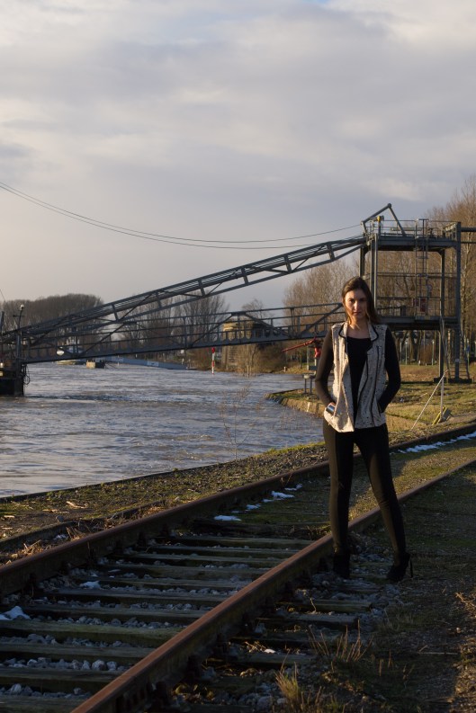 Weste: River Island, Shirt: H&M, Hose: C&A, Pistol Boots: Sarenza, Armreif: Mohito