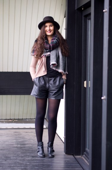 Hut: Seeberger (TK Maxx), Schal: Zara (aktuell), Cardigan: Bershka, Shorts: vintage, Boots: Pimkie (aktuell), Armreif: Souvenir